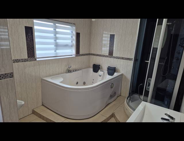 5 BEDROOM HOUSE FOR SALE IN HELDERWYK